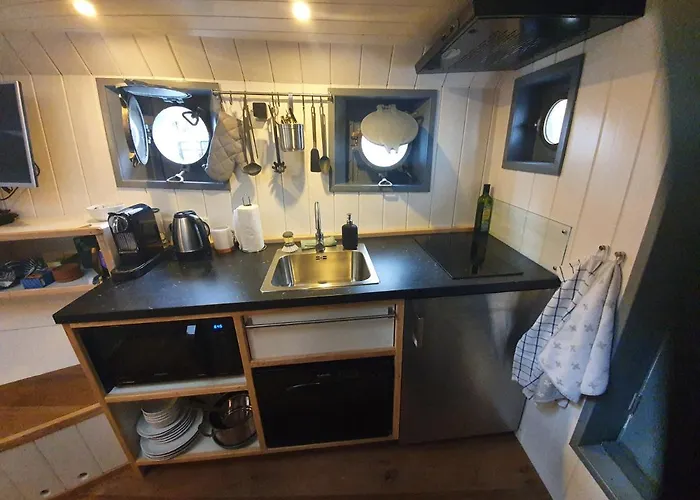 De Coaster & Aquarium Ponton Ботель *