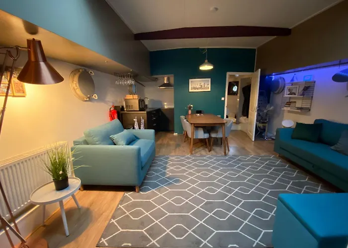 Ботель De Coaster & Aquarium Ponton *