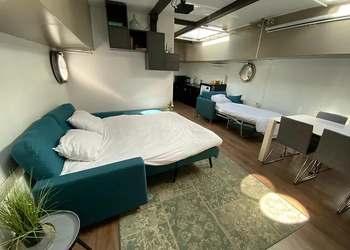 De Coaster & Aquarium Ponton Ботель *