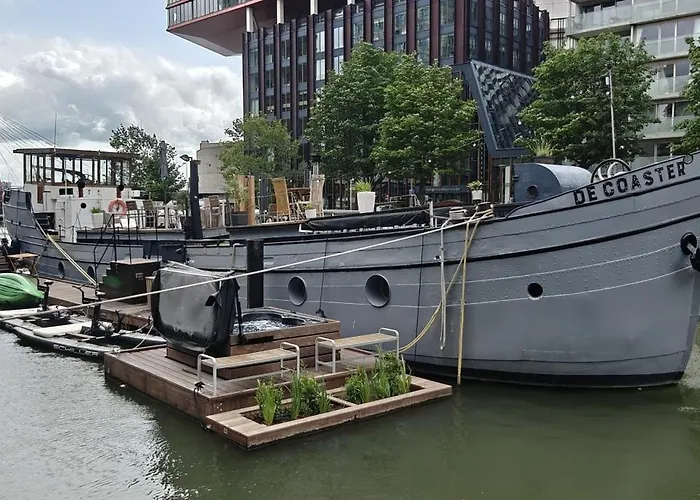 Botel De Coaster & Aquarium Ponton