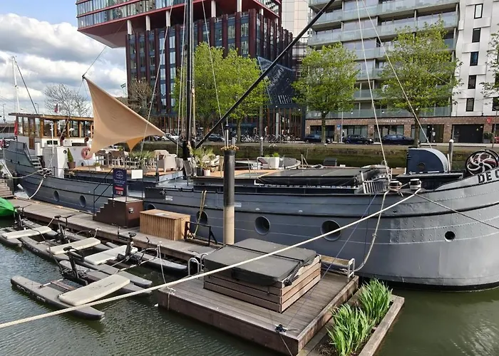 Botel De Coaster & Aquarium Ponton