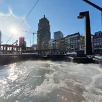 De Coaster & Aquarium Ponton 보트호텔 로테르담