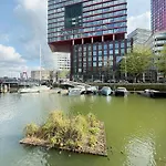 De Coaster & Aquarium Ponton 보트호텔 로테르담