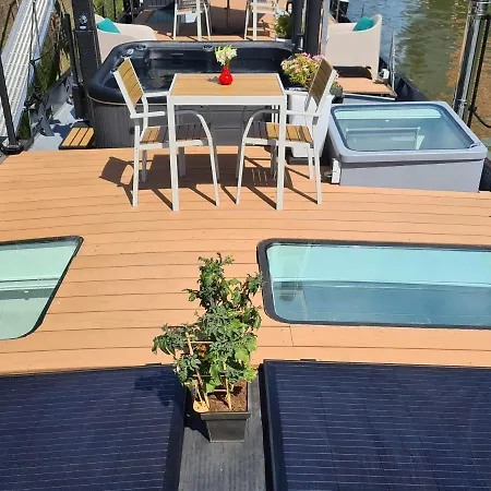 Botel De Coaster & Aquarium Ponton