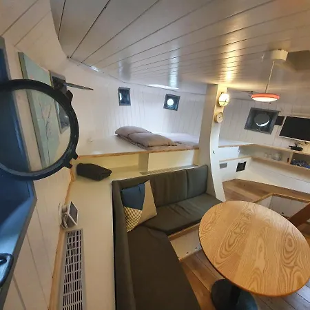 De Coaster & Aquarium Ponton Botel *