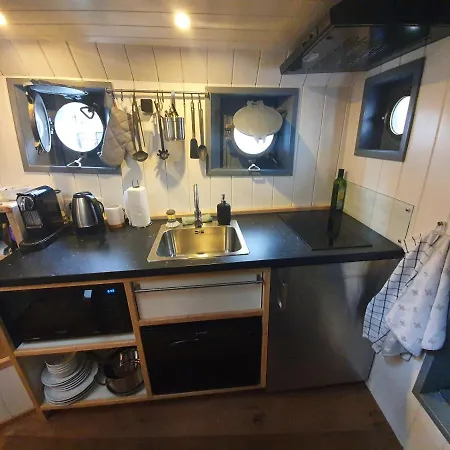 De Coaster & Aquarium Ponton Hotel en barco *