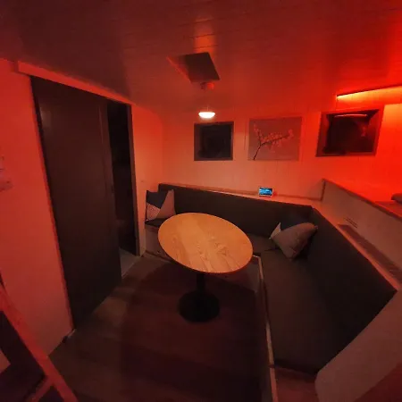 船上ホテル De Coaster & Aquarium Ponton ロッテルダム