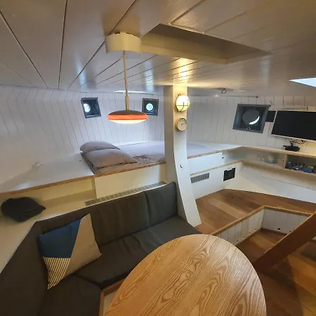 De Coaster & Aquarium Ponton * Rotterdam