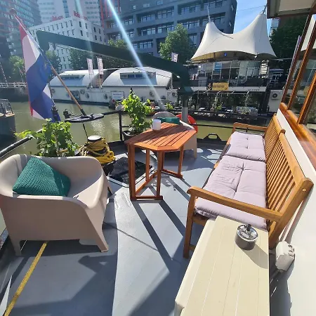 船上ホテル De Coaster & Aquarium Ponton ロッテルダム