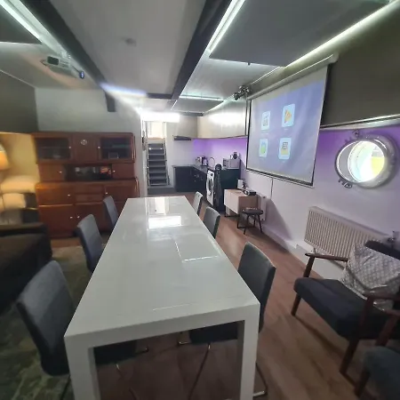 De Coaster & Aquarium Ponton * Rotterdam