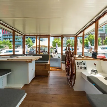 De Coaster & Aquarium Ponton Båthotell Rotterdam