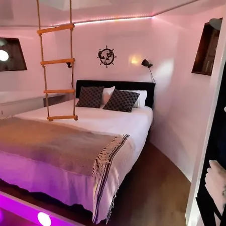 De Coaster & Aquarium Ponton Rotterdam