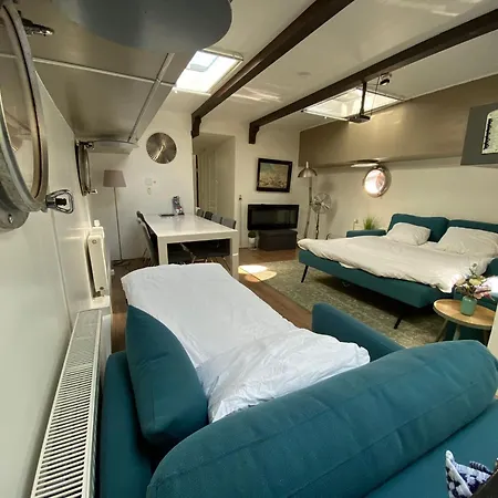 De Coaster & Aquarium Ponton Båthotell