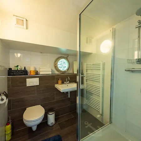 De Coaster & Aquarium Ponton Rotterdam