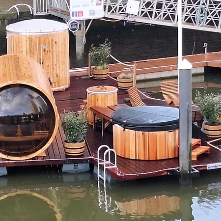 De Coaster & Aquarium Ponton Botel Rotterdam