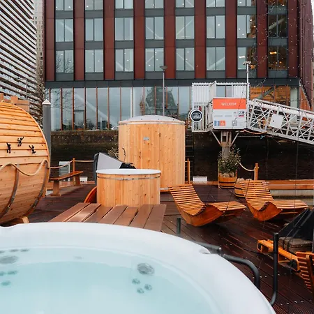 De Coaster & Aquarium Ponton Båthotell Rotterdam