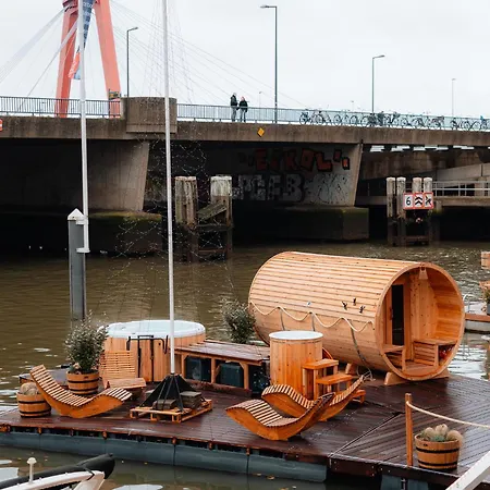 De Coaster & Aquarium Ponton Båthotell *