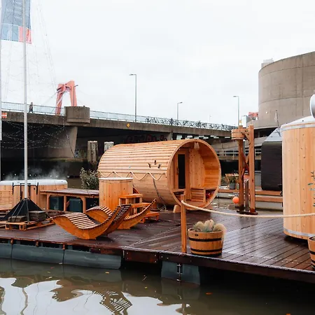 De Coaster & Aquarium Ponton * Rotterdam