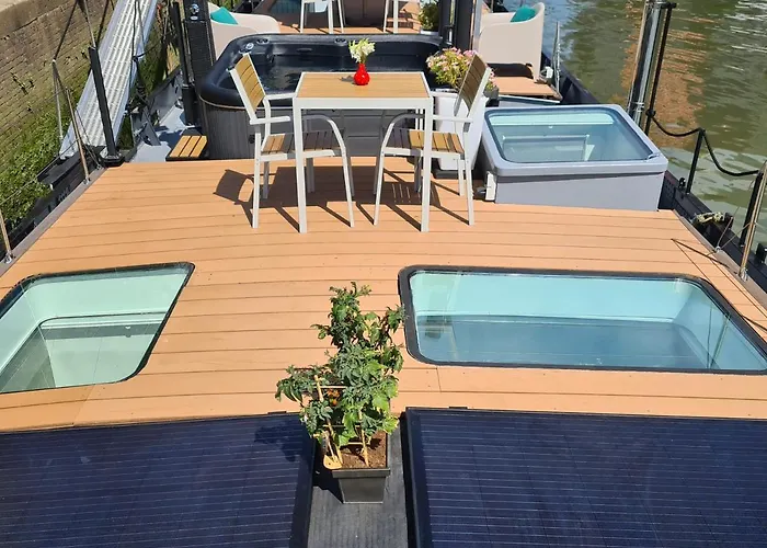 Botel De Coaster & Aquarium Ponton