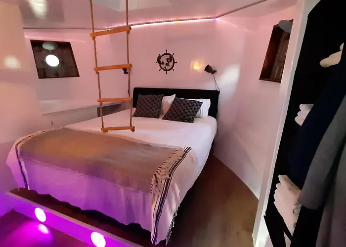 De Coaster & Aquarium Ponton Rotterdam