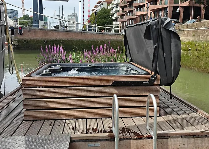 De Coaster & Aquarium Ponton Botel *