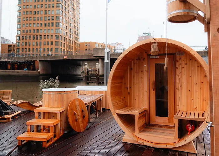 Botel De Coaster & Aquarium Ponton