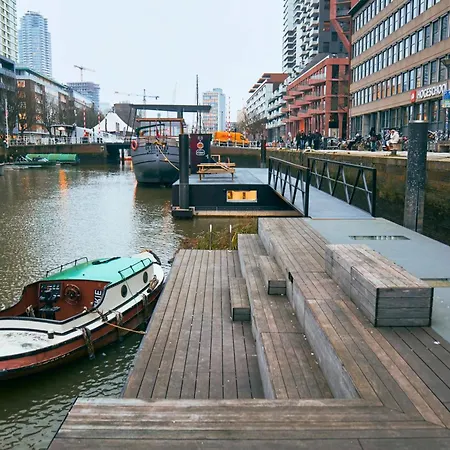 Botel De Coaster & Aquarium Ponton